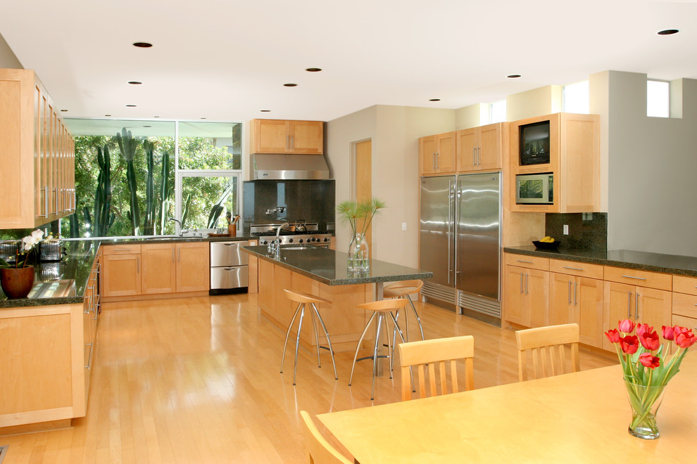 Foto di una cucina chic con ante in stile shaker, ante in legno chiaro, paraspruzzi grigio, paraspruzzi in lastra di pietra, elettrodomestici in acciaio inossidabile e top verde