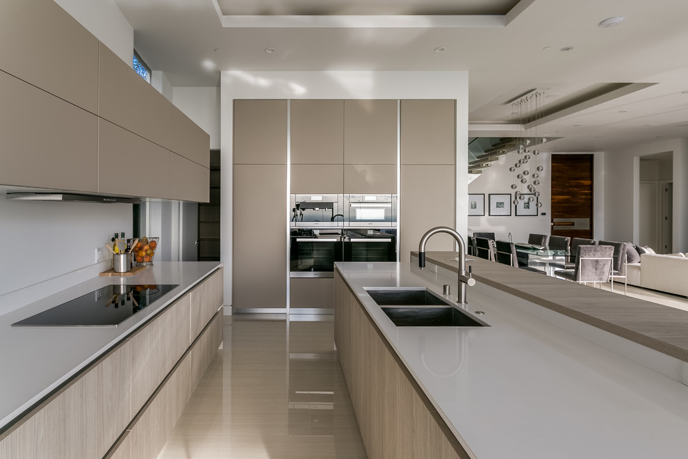 Esempio di una cucina moderna di medie dimensioni con lavello a doppia vasca, ante lisce, ante beige, top in quarzo composito, paraspruzzi bianco e elettrodomestici in acciaio inossidabile