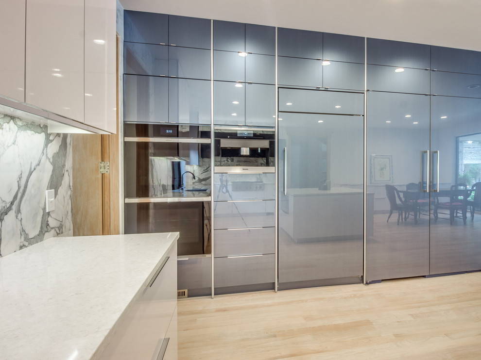 Foto de cocina minimalista grande con armarios con paneles lisos
