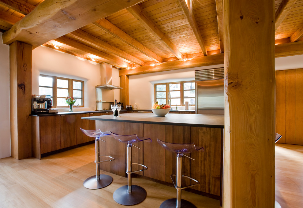Идея дизайна: угловая кухня в современном стиле с плоскими фасадами, фасадами цвета дерева среднего тона и техникой из нержавеющей стали
