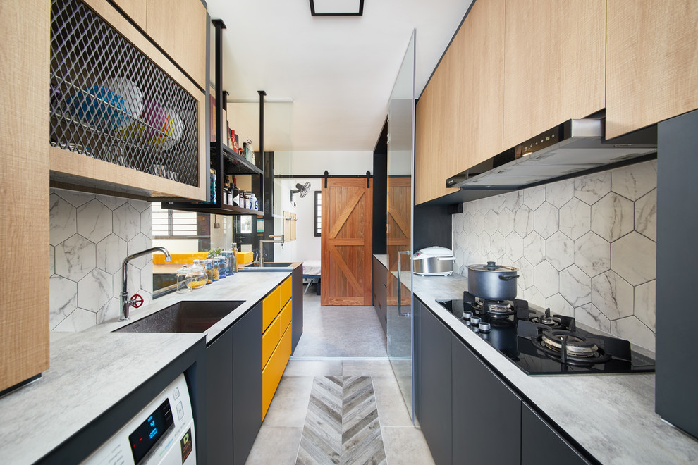 Zweizeilige Industrial Küche mit Waschbecken, flächenbündigen Schrankfronten, gelben Schränken, Küchenrückwand in Weiß, buntem Boden und weißer Arbeitsplatte in Singapur