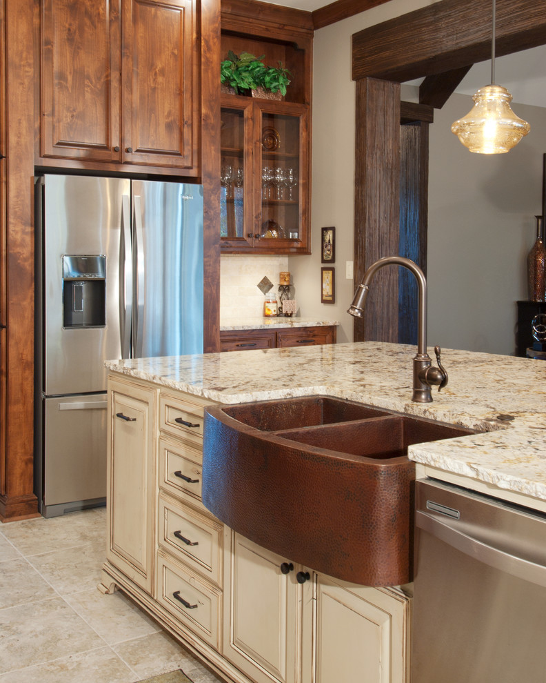 Exempel på ett mellanstort industriellt kök, med en rustik diskho, luckor med upphöjd panel, skåp i mellenmörkt trä, granitbänkskiva, beige stänkskydd, stänkskydd i stenkakel, rostfria vitvaror, klinkergolv i porslin och en köksö