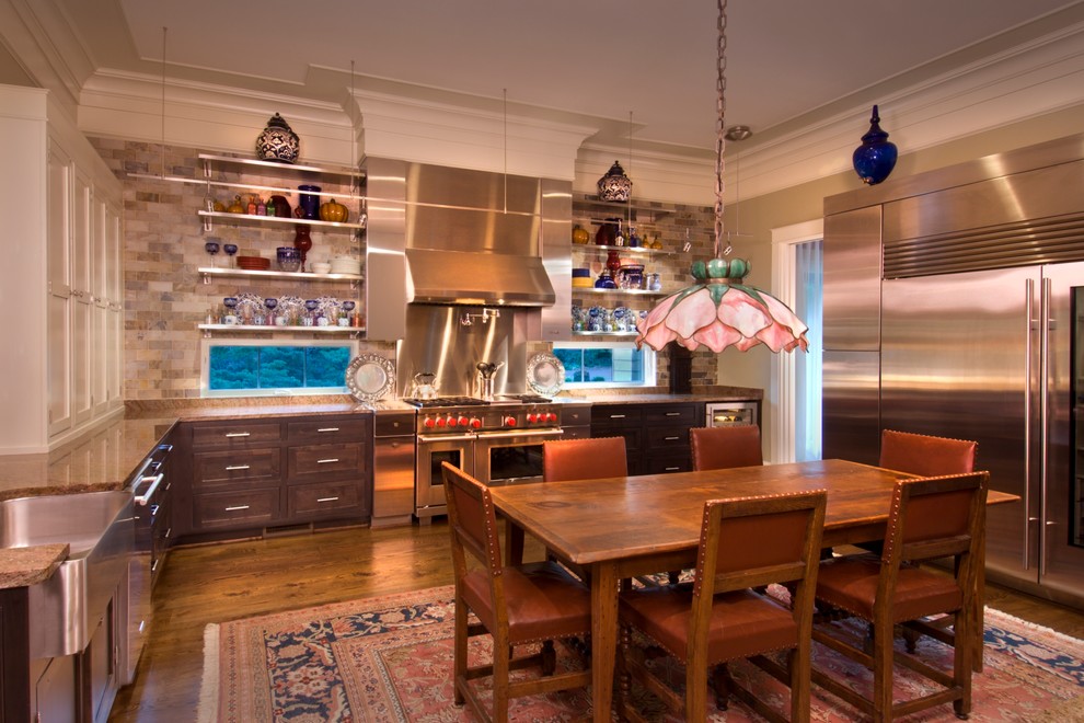 ワシントンD.C.にあるコンテンポラリースタイルのおしゃれなキッチン (濃色木目調キャビネット、ベージュキッチンパネル、メタルタイルのキッチンパネル、シルバーの調理設備) の写真