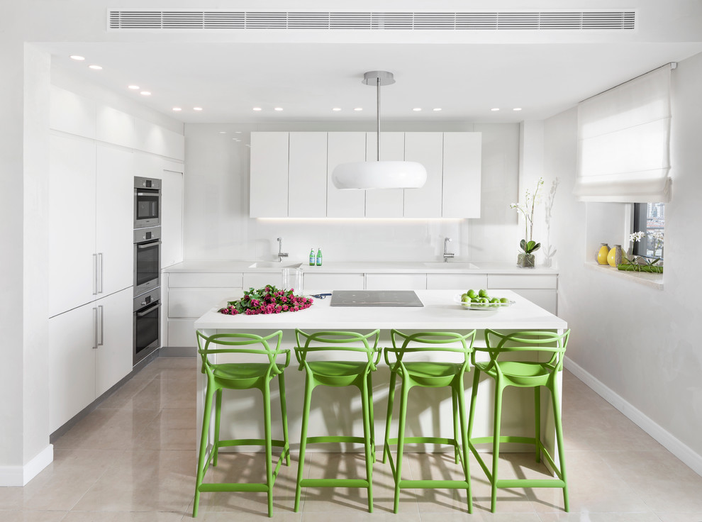 Immagine di una cucina minimalista chiusa con ante lisce, ante bianche, elettrodomestici in acciaio inossidabile e pavimento beige