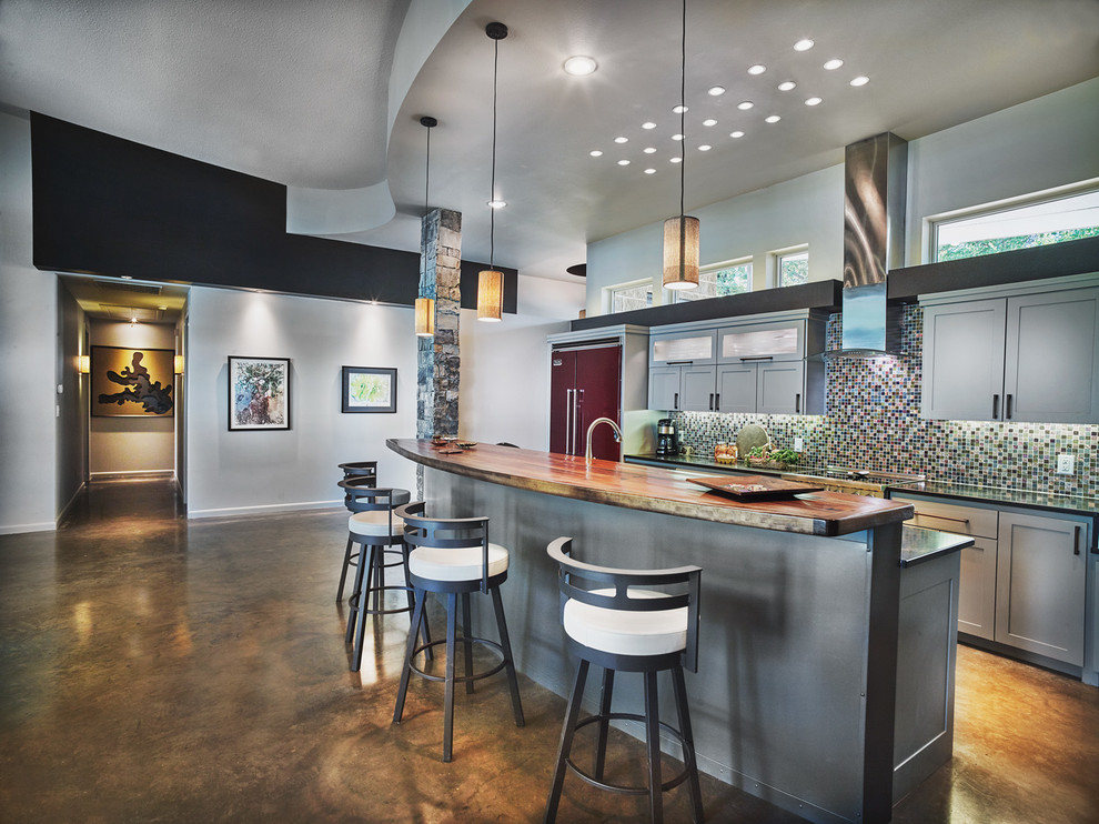 Идея дизайна: большая параллельная кухня-гостиная в стиле модернизм с фасадами с выступающей филенкой, серыми фасадами, деревянной столешницей, разноцветным фартуком, фартуком из стеклянной плитки, цветной техникой, бетонным полом и островом