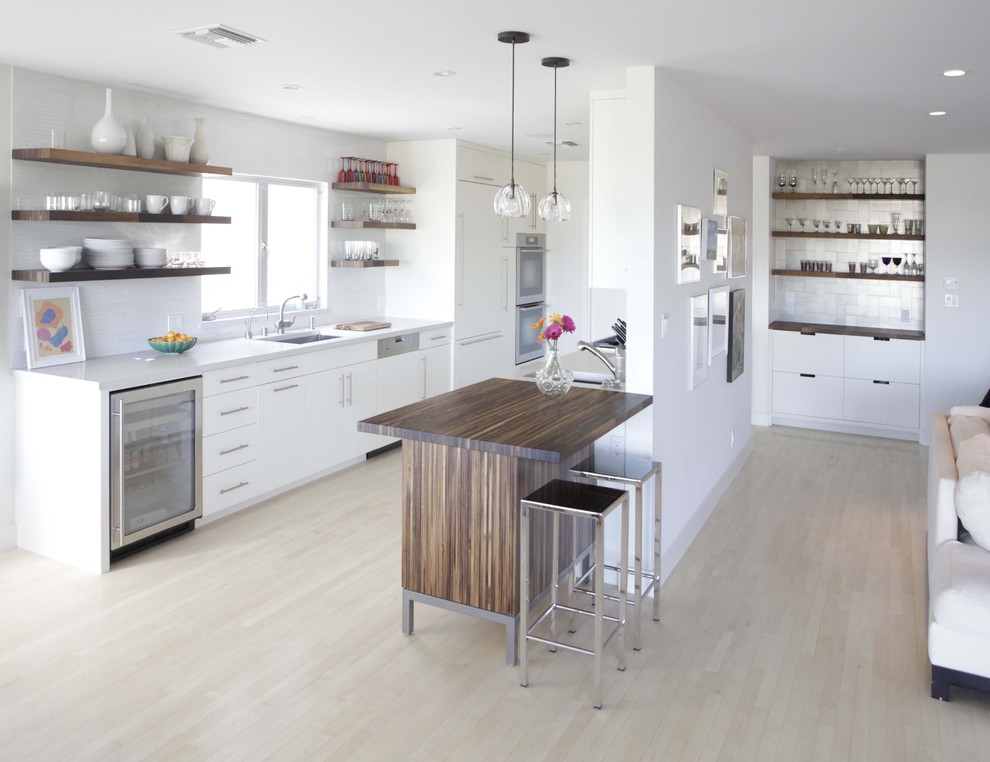 Exempel på ett modernt kök, med integrerade vitvaror, öppna hyllor och vita skåp