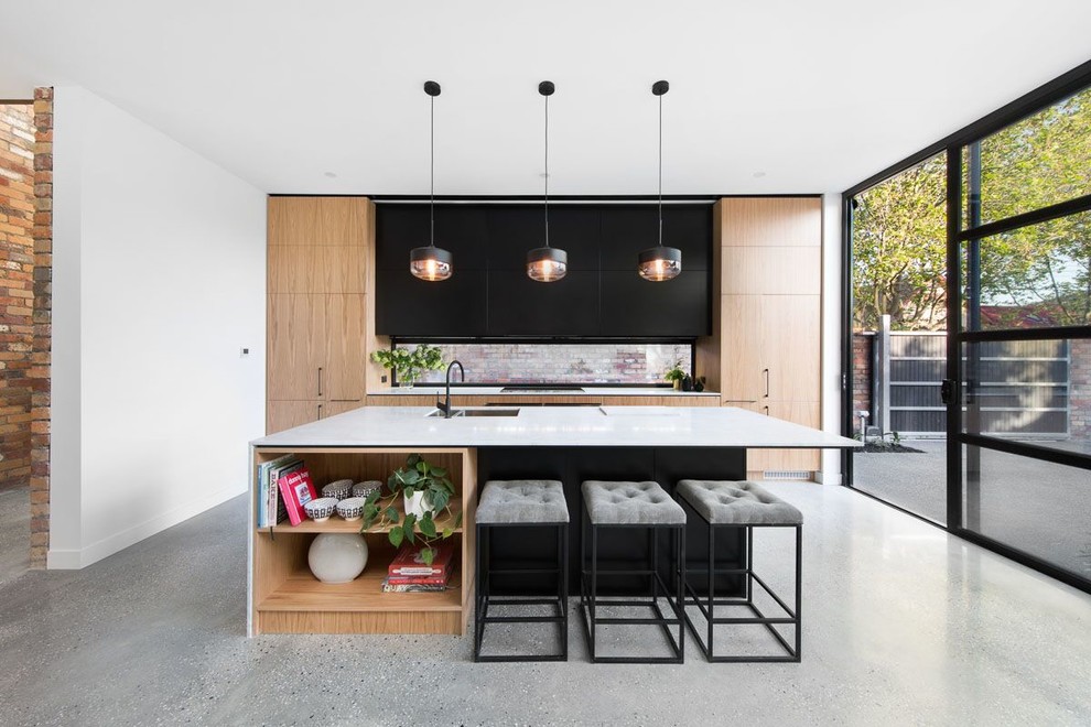Идея дизайна: параллельная кухня в современном стиле с черными фасадами, столешницей из кварцевого агломерата, бетонным полом, островом, врезной мойкой, плоскими фасадами, техникой под мебельный фасад и двухцветным гарнитуром
