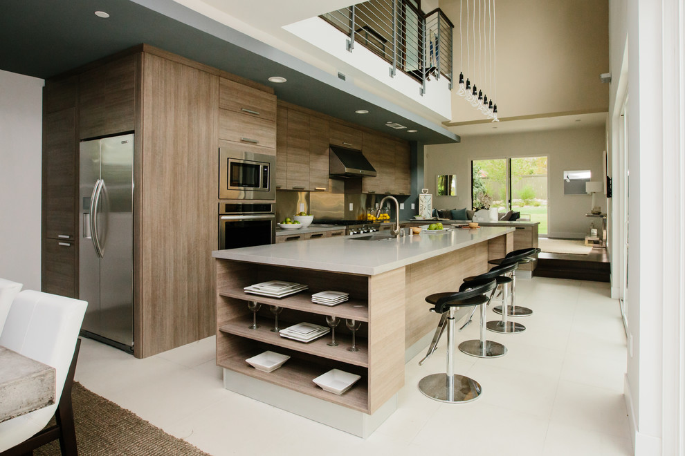 Esempio di una cucina design in acciaio con lavello sottopiano, ante lisce, ante arancioni, paraspruzzi grigio, elettrodomestici in acciaio inossidabile, pavimento bianco e top marrone