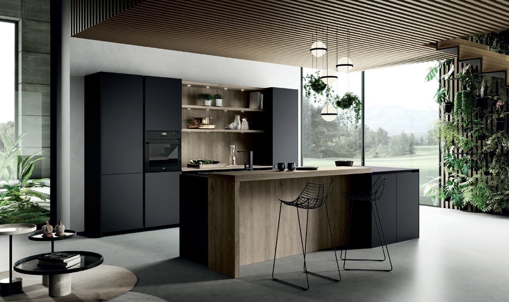Esempio di una cucina moderna di medie dimensioni con lavello da incasso, ante lisce, ante nere, top in legno, elettrodomestici neri, pavimento in cemento, pavimento grigio e top marrone