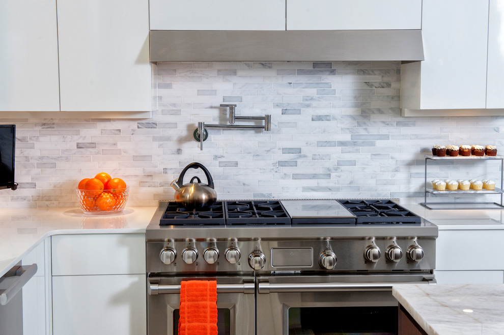 Idéer för mellanstora funkis vitt kök, med en undermonterad diskho, släta luckor, vita skåp, marmorbänkskiva, flerfärgad stänkskydd, stänkskydd i stickkakel, rostfria vitvaror, en köksö och flerfärgat golv