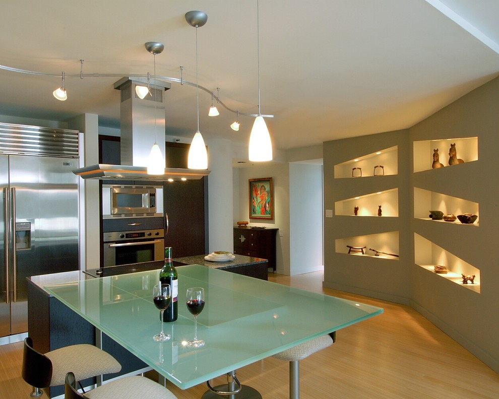 Пример оригинального дизайна: кухня-гостиная в современном стиле с стеклянной столешницей, техникой из нержавеющей стали и бирюзовой столешницей