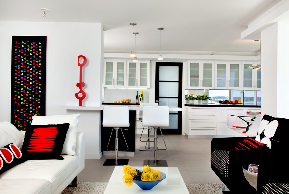 Стильный дизайн: кухня-гостиная в стиле модернизм с стеклянными фасадами и белыми фасадами - последний тренд