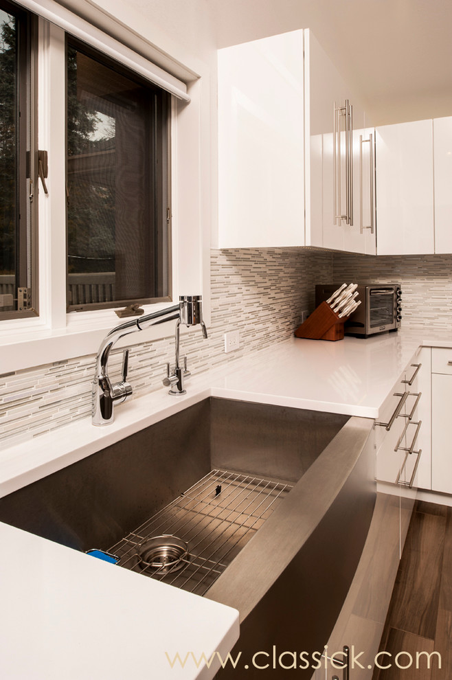 Moderne Wohnküche in L-Form mit Landhausspüle, flächenbündigen Schrankfronten, braunen Schränken, Quarzit-Arbeitsplatte, Küchenrückwand in Weiß und Küchengeräten aus Edelstahl in New York