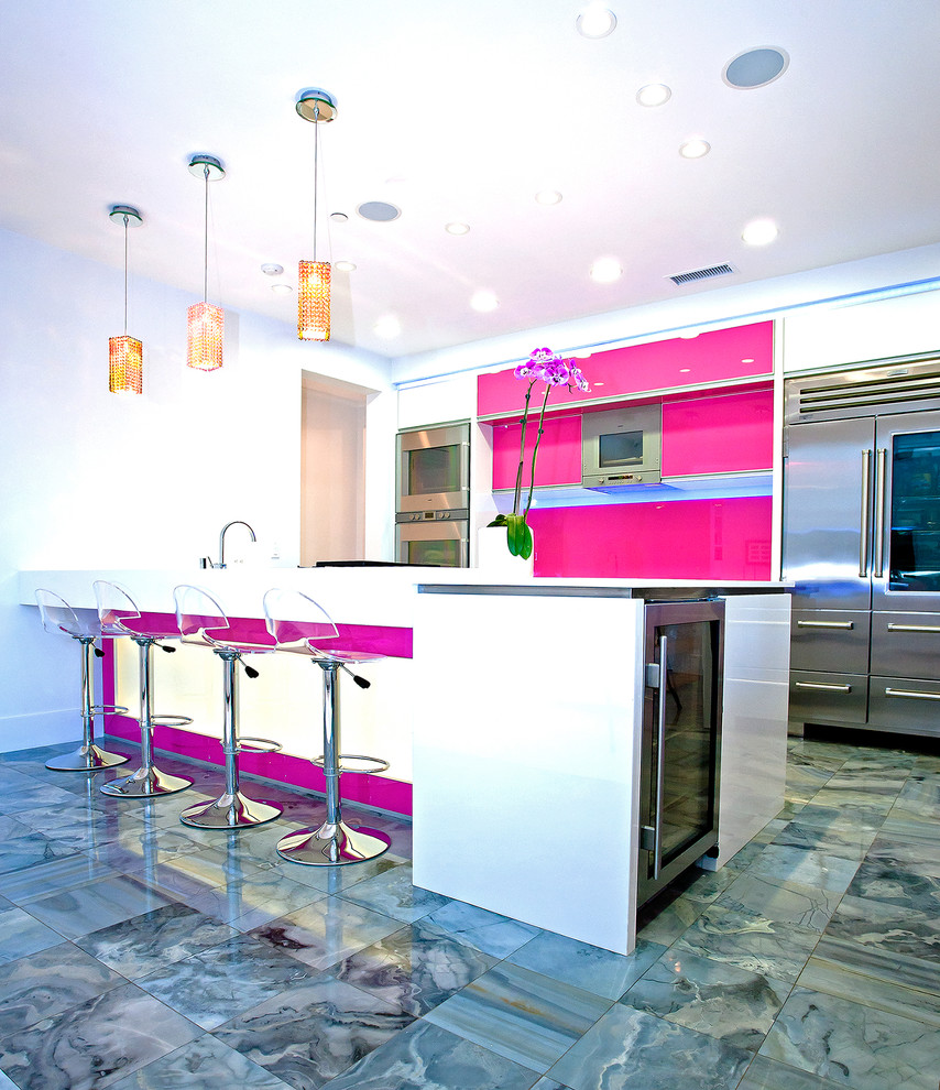 Foto på ett avskilt, mellanstort funkis kök, med en undermonterad diskho, släta luckor, vita skåp, bänkskiva i kvarts, rostfria vitvaror, marmorgolv, en köksö och grönt golv