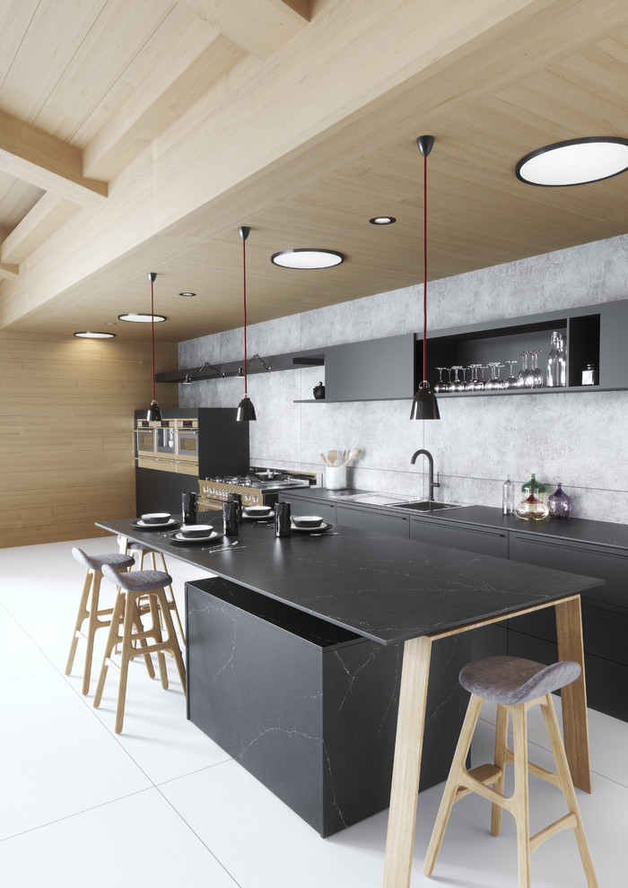 Modelo de cocina escandinava con armarios con paneles lisos, puertas de armario negras, encimera de esteatita, salpicadero verde, una isla y suelo blanco