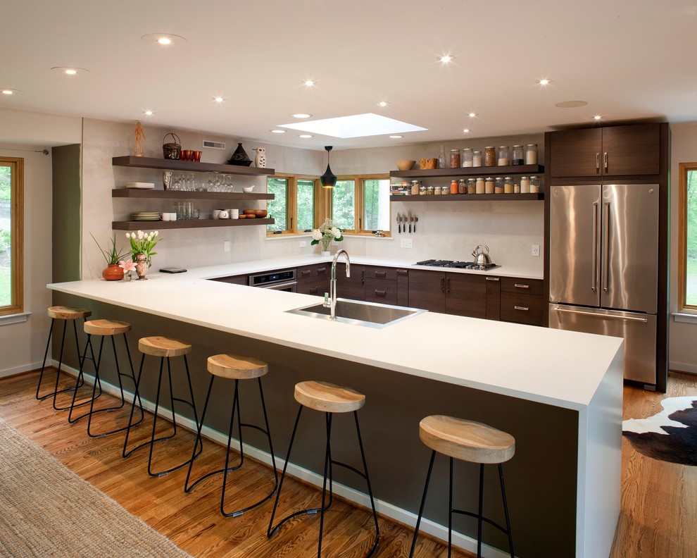 Große Moderne Küche in U-Form mit Landhausspüle, Quarzwerkstein-Arbeitsplatte, Küchengeräten aus Edelstahl und braunem Holzboden in Philadelphia
