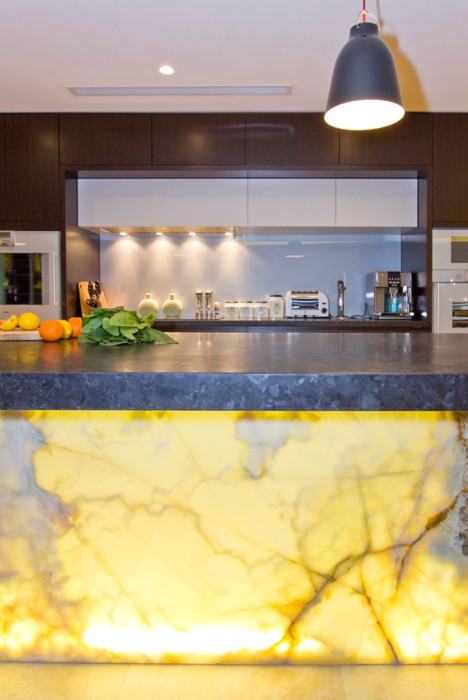 Große Moderne Küche mit flächenbündigen Schrankfronten, braunen Schränken, Granit-Arbeitsplatte, Küchenrückwand in Weiß, Kücheninsel und grauer Arbeitsplatte in Sydney