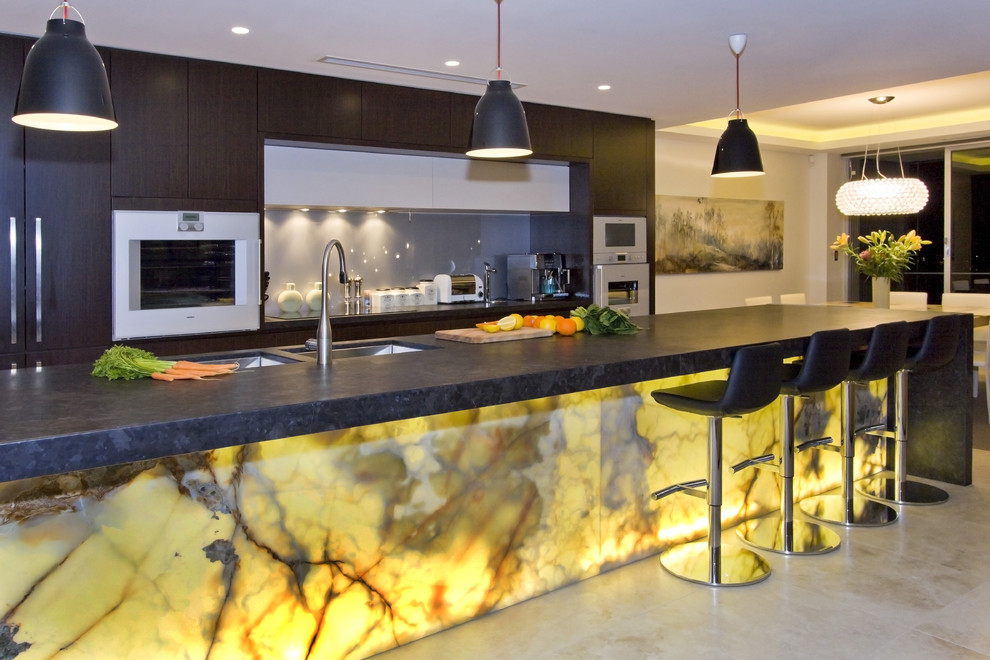 Foto di una cucina design con ante lisce, ante in legno bruno, paraspruzzi grigio e elettrodomestici bianchi