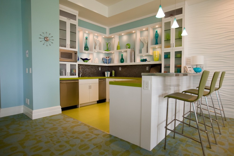 Diseño de cocina contemporánea con armarios tipo vitrina, electrodomésticos de acero inoxidable, suelo amarillo, encimeras verdes y barras de cocina