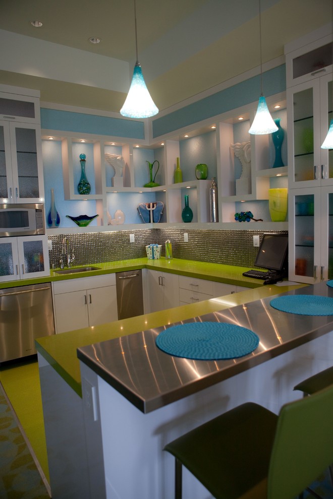 Стильный дизайн: кухня в современном стиле с столешницей из кварцевого агломерата, фартуком цвета металлик, фартуком из плитки мозаики, зеленым полом и барной стойкой - последний тренд
