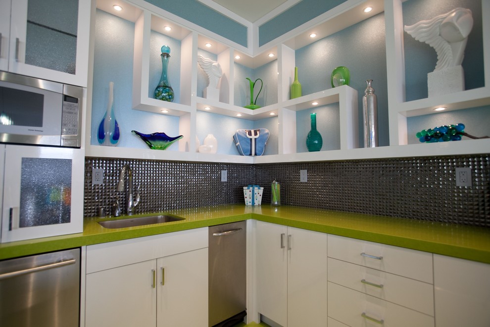 Cette image montre une cuisine design avec un plan de travail en quartz modifié, une crédence métallisée, une crédence en mosaïque et un plan de travail vert.