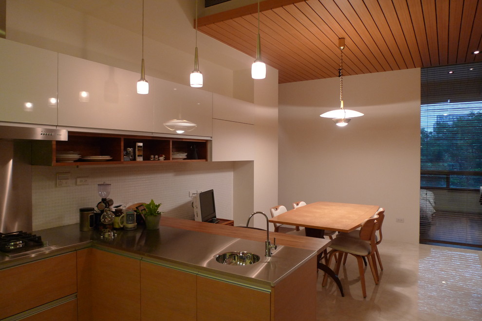 Kitchen - modern kitchen idea in San Francisco