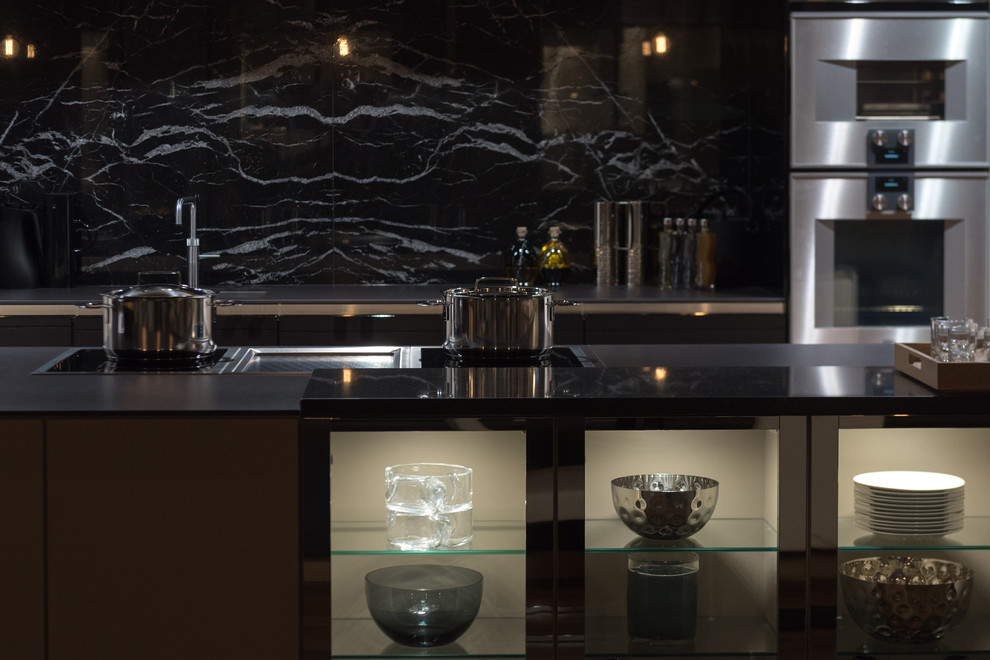 Modern inredning av ett mellanstort kök, med svarta skåp, marmorbänkskiva, flerfärgad stänkskydd, stänkskydd i marmor, rostfria vitvaror och en köksö