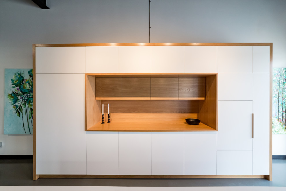 Ispirazione per una cucina lineare moderna con lavello sottopiano, ante lisce, ante bianche, top in quarzite e paraspruzzi in legno