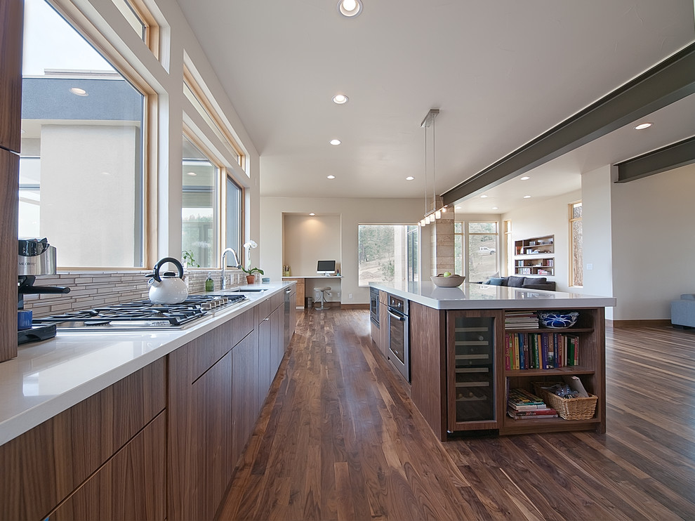 Идея дизайна: кухня-гостиная в стиле модернизм с плоскими фасадами, темными деревянными фасадами, серым фартуком и окном