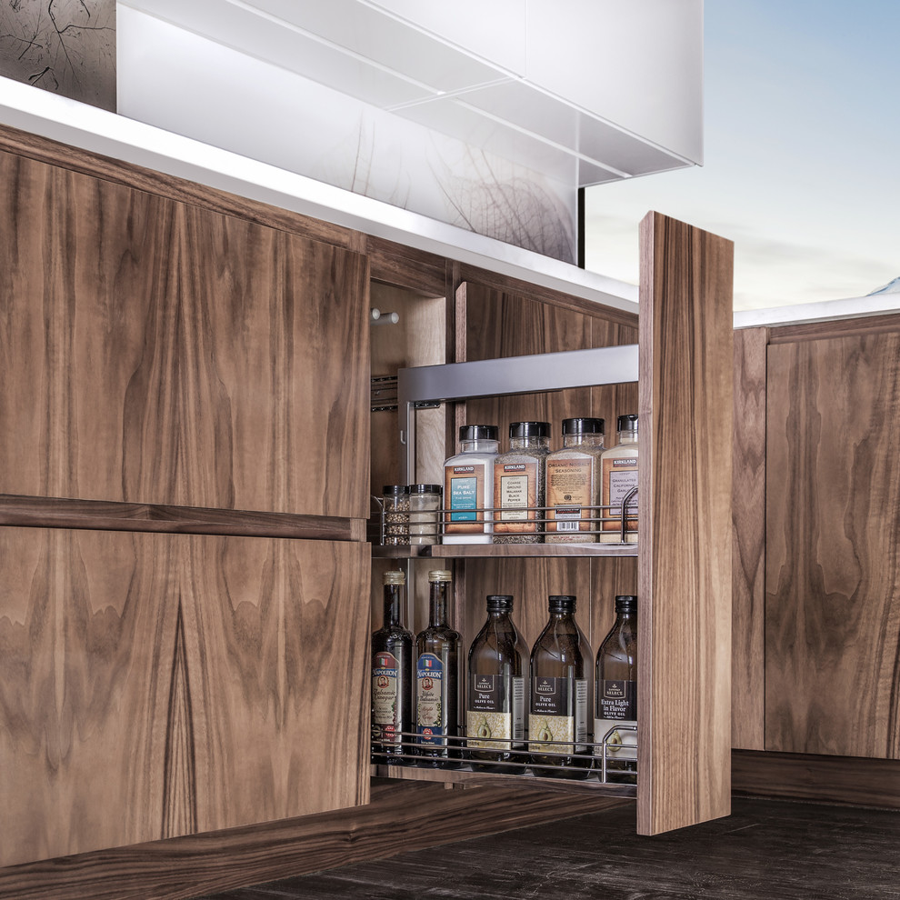 Imagen de cocina moderna con armarios con paneles lisos, puertas de armario de madera oscura y suelo de madera oscura