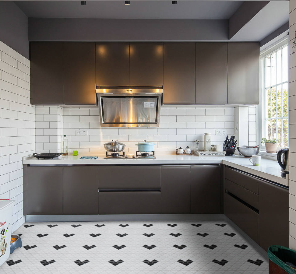 Inredning av ett skandinaviskt l-kök, med en nedsänkt diskho, skåp i shakerstil, vita skåp, flerfärgad stänkskydd, stänkskydd i mosaik, rostfria vitvaror, klinkergolv i porslin och flerfärgat golv