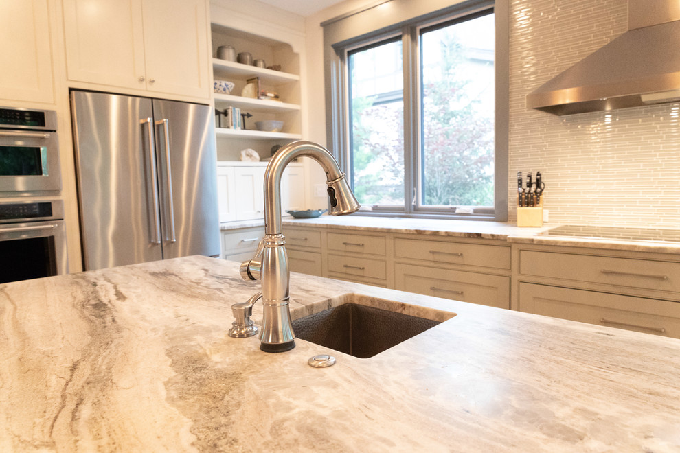Immagine di una cucina minimal di medie dimensioni con ante con riquadro incassato, ante grigie, top in marmo, paraspruzzi verde e top bianco