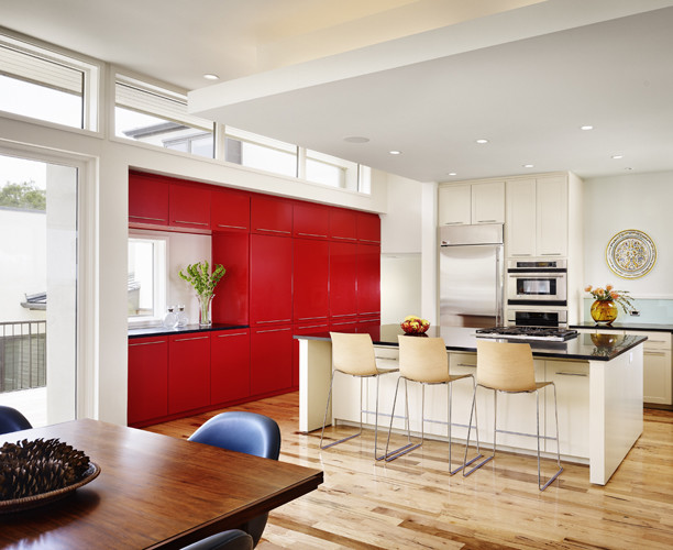 Свежая идея для дизайна: кухня в стиле модернизм с красными фасадами - отличное фото интерьера