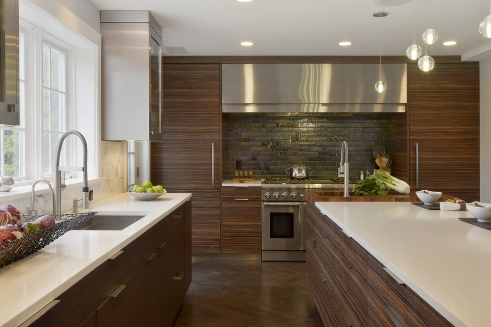Exempel på ett mycket stort modernt kök, med en undermonterad diskho, släta luckor, skåp i mörkt trä, bänkskiva i kvarts, flerfärgad stänkskydd, stänkskydd i stenkakel, rostfria vitvaror, mörkt trägolv, en köksö och brunt golv