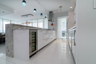 Modern Kitchen in Hallandale, FL - Minimalistisch - Küche - Miami - von