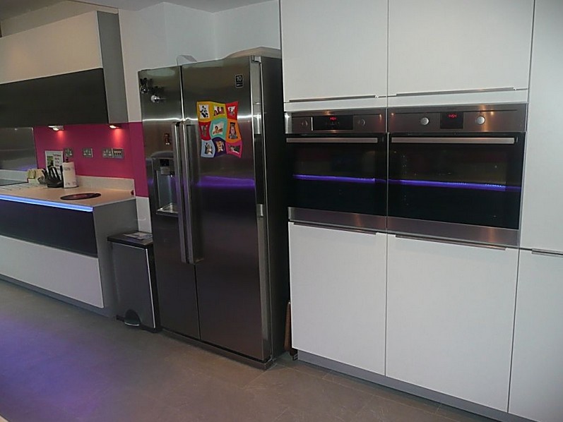 Idee per una grande cucina minimalista con ante lisce, ante bianche, paraspruzzi rosa e elettrodomestici in acciaio inossidabile