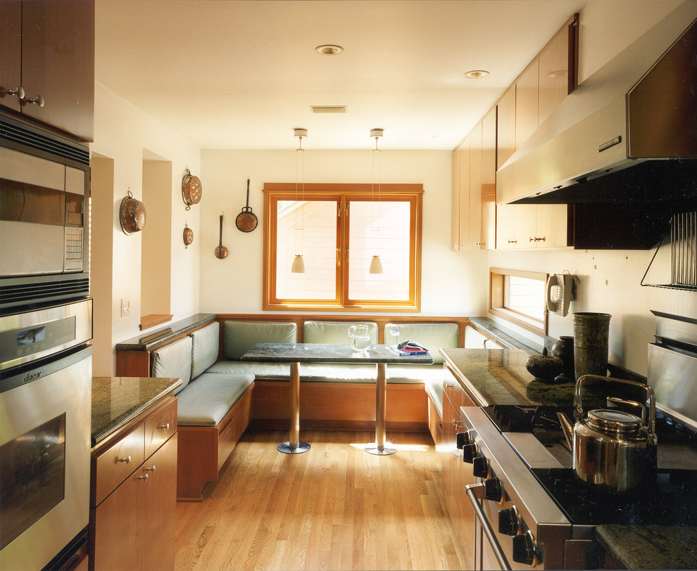 Idée de décoration pour une cuisine parallèle minimaliste avec un électroménager en acier inoxydable et un plan de travail en granite.