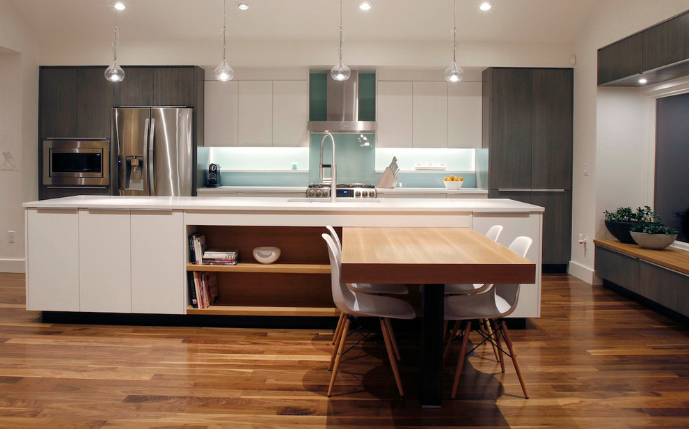 Foto de cocina comedor contemporánea con armarios con paneles lisos, puertas de armario de madera en tonos medios y electrodomésticos de acero inoxidable