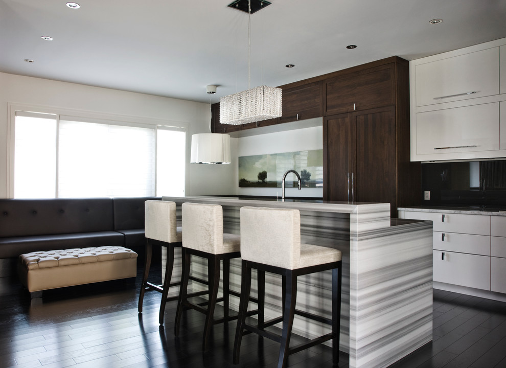 Foto di una cucina design di medie dimensioni con ante lisce, ante bianche, parquet scuro e pavimento marrone