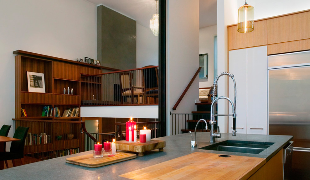 Источник вдохновения для домашнего уюта: кухня в стиле модернизм с врезной мойкой
