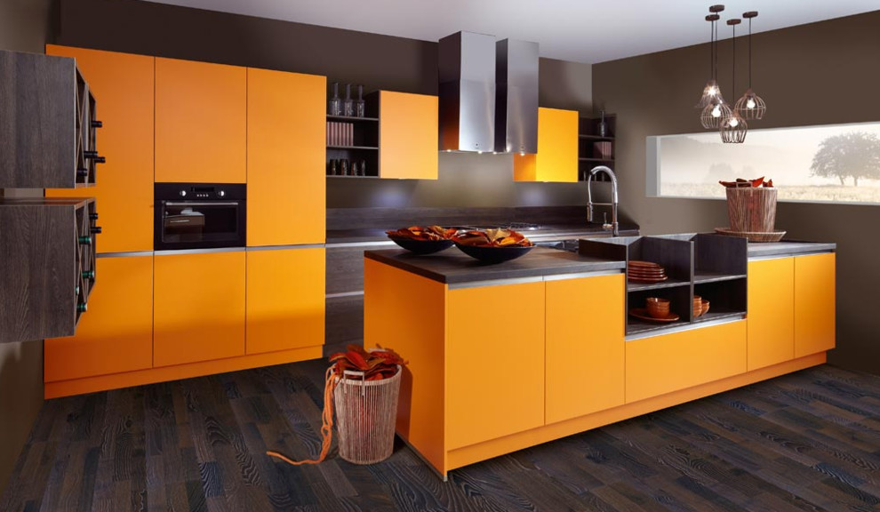Zweizeilige, Mittelgroße Moderne Wohnküche mit Landhausspüle, flächenbündigen Schrankfronten, orangefarbenen Schränken, Mineralwerkstoff-Arbeitsplatte, dunklem Holzboden, Kücheninsel und Elektrogeräten mit Frontblende in Toronto