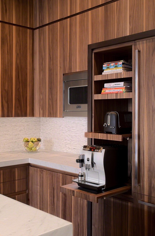 Immagine di una cucina moderna di medie dimensioni con lavello sottopiano, ante lisce, ante in legno scuro, top in marmo, paraspruzzi bianco, elettrodomestici in acciaio inossidabile e parquet scuro