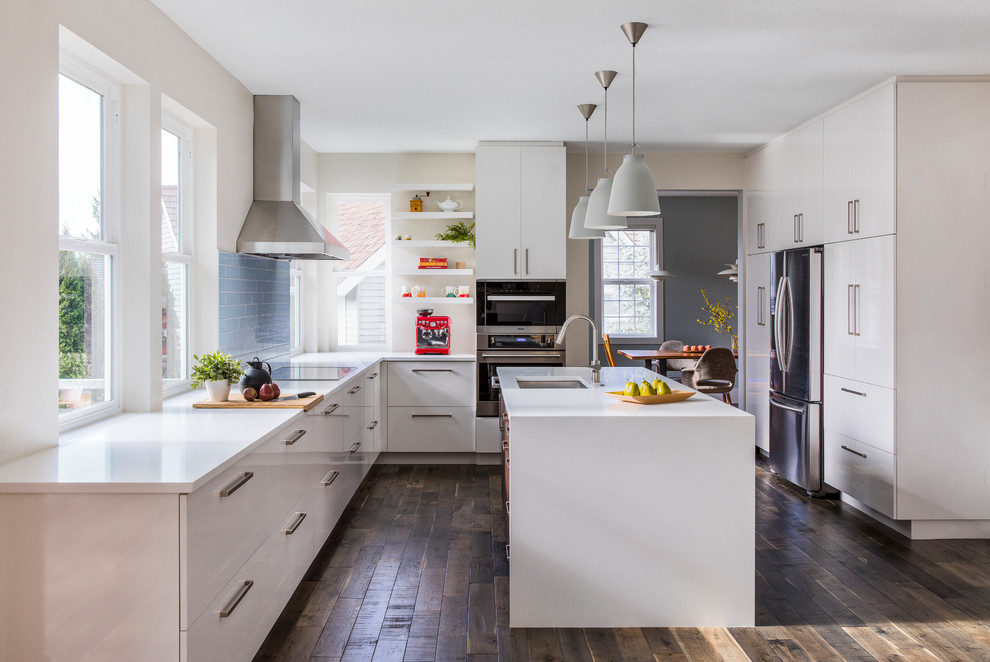 Ispirazione per una cucina contemporanea di medie dimensioni con lavello sottopiano, ante lisce, ante bianche, paraspruzzi blu, elettrodomestici in acciaio inossidabile, parquet scuro, pavimento marrone, top bianco, top in quarzite e paraspruzzi con piastrelle di vetro