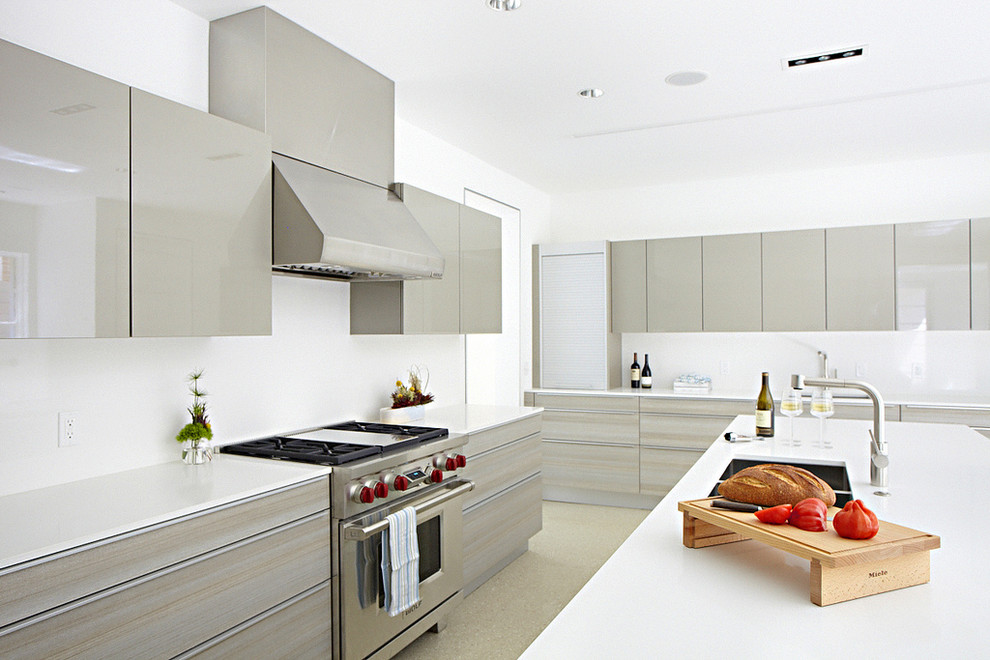 Moderne Küche in grau-weiß in L-Form mit Unterbauwaschbecken, flächenbündigen Schrankfronten und grauen Schränken in Dallas