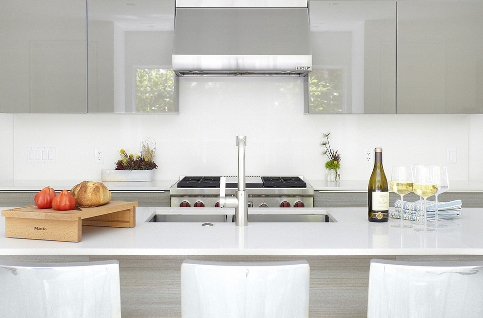 Photo of a modern kitchen in Dallas with a double-bowl sink, flat-panel cabinets, grey cabinets and white splashback.