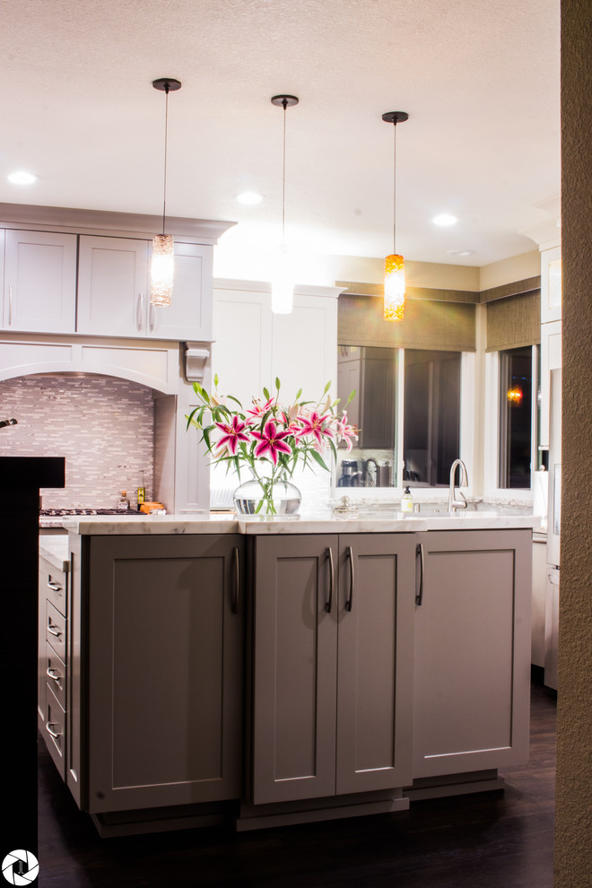 Modern inredning av ett mellanstort kök, med flerfärgad stänkskydd, stänkskydd i glaskakel, rostfria vitvaror, en köksö, skåp i shakerstil, vita skåp och mörkt trägolv