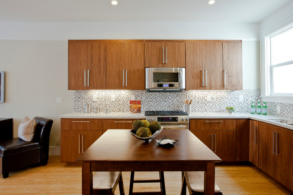 Идея дизайна: кухня в стиле модернизм с фартуком из плитки мозаики, плоскими фасадами, фасадами цвета дерева среднего тона и разноцветным фартуком
