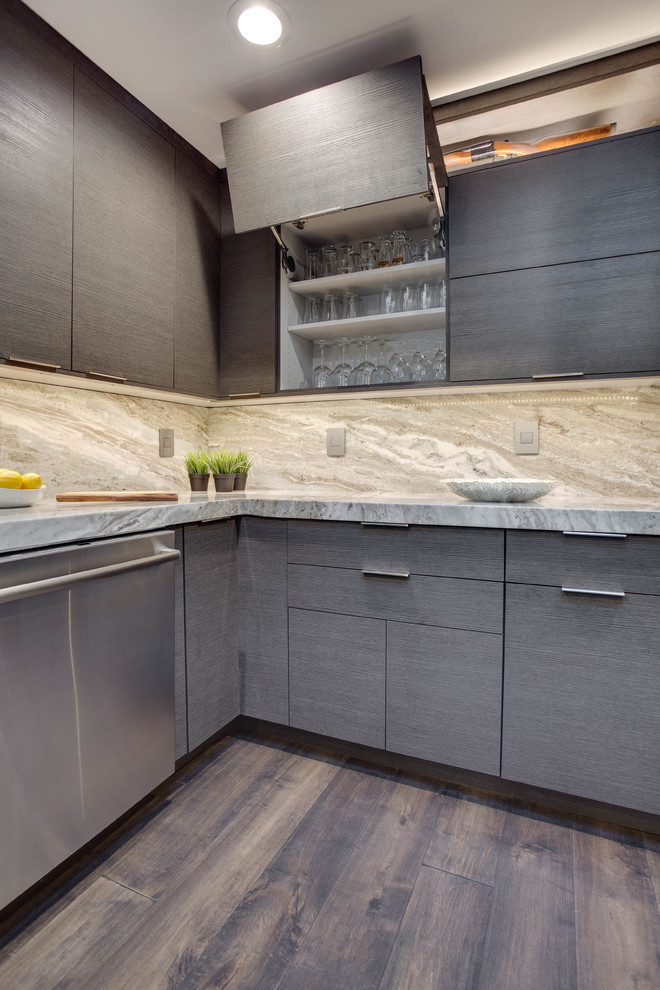 Foto di una cucina minimalista chiusa e di medie dimensioni con lavello sottopiano, ante lisce, ante grigie, top in granito, elettrodomestici in acciaio inossidabile e penisola