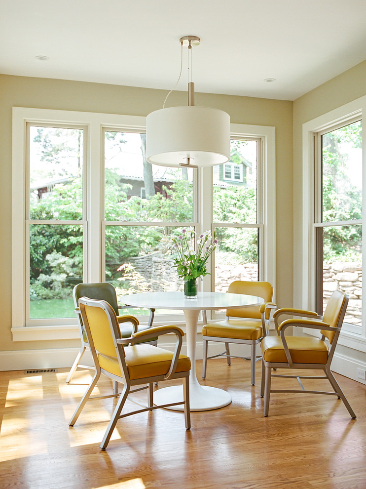 Idee per una grande sala da pranzo aperta verso il soggiorno moderna con pareti beige e parquet chiaro