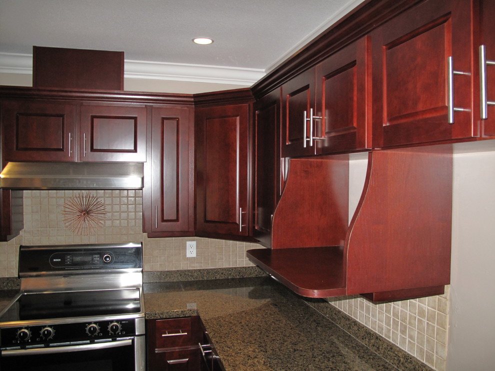 Exempel på ett mellanstort modernt kök, med en dubbel diskho, luckor med upphöjd panel, granitbänkskiva och rostfria vitvaror